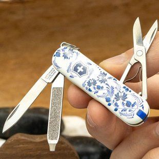 Нож Victorinox Сlassic LE Porcelain Elegance 4008399 фото